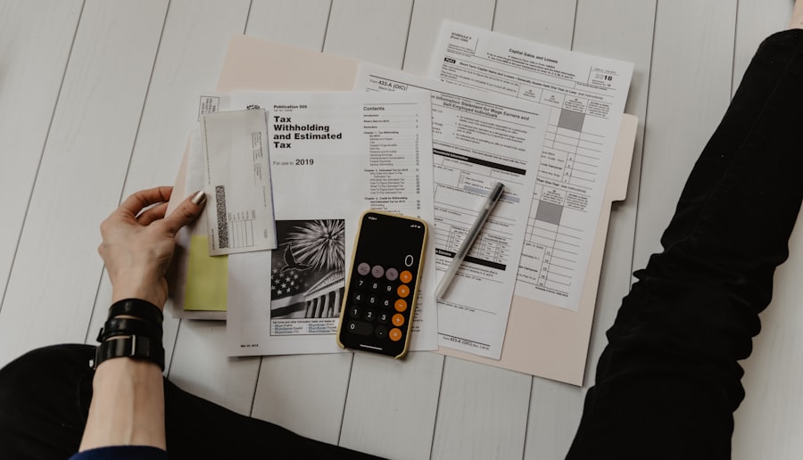 Contas espalhadas e calculadora no zero