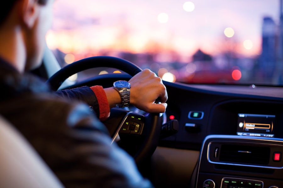 Dirigindo o próprio carro no fim da tarde